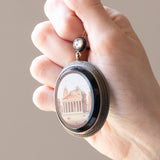 Pendente antico in oro giallo 14K e argento con micromosaico su onice rappresentante il Pantheon e con diamante di taglio rosetta (0.50ct ca.), seconda metà dell’800