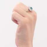 Anello a margherita+ballerina vintage in oro bianco 14K con smeraldo (1ct ca.) e diamanti (1.14ctw ca.), anni ‘60/‘70