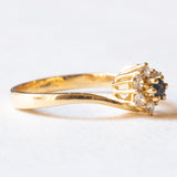Anello a margherita vintage in oro giallo 18K con zaffiro (0.06ct ca.) e diamanti (0.09ctw ca.), anni ‘60/‘70