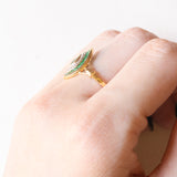 Anello a navette vintage in oro giallo e bianco 18K con smeraldi e diamanti, anni ‘60