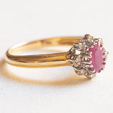 Anello a margherita vintage in oro giallo e bianco 18K con rubino e diamanti (0.06ctw ca.), anni ‘70