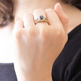 Anello a margherita + a fascia in oro giallo e in oro bianco 14K con zaffiri (1.10ctw ca.) e diamanti (0.21ctw ca.), anni ‘60