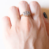 Anello vintage in oro giallo e bianco 10K con spinelli azzurri sintetici (1ctw ca.) e diamanti, anni ‘70/‘80