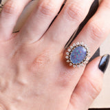 Anello a margherita vintage in oro bianco 14K con opale triplet e diamanti di taglio brillante (0.36ctw ca.), anni ‘60/‘70