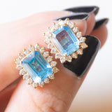 Orecchini a margherita vintage in oro giallo 14K con topazi azzurri (4.80ctw ca.) e diamanti di taglio brillante (0.72ctw ca.), anni ‘70/‘80