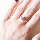 Anello a margherita vintage in oro giallo e bianco 18K con rubino e diamanti (0.06ctw ca.), anni ‘70