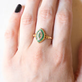 Anello a navette vintage in oro giallo e bianco 18K con smeraldi e diamanti, anni ‘60