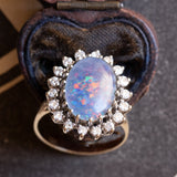 Anello a margherita vintage in oro bianco 14K con opale triplet e diamanti di taglio brillante (0.36ctw ca.), anni ‘60/‘70