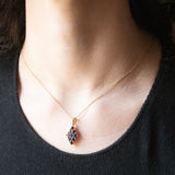 Ciondolo moderno in oro giallo 9K con zaffiri sintetici