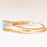 Anello vintage in oro giallo 9K con spinello azzurro sintetico di taglio a cuore (0.50ct ca.) e diamanti (0.03ctw ca.), anni ‘80/‘90
