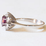 Anello vintage a margherita in oro bianco 14K con rubino (0.80ct ca.) e diamanti (0.60ctw ca.), anni ‘60