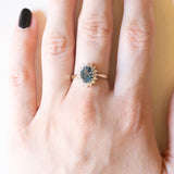 Anello a margherita moderno in oro giallo e in oro bianco 9K con topazio azzurro (1.30ct ca.) e diamanti di taglio brillante (0.16ctw ca.), anni ‘70/‘80