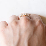 Anello in oro giallo 14K con diamanti di taglio rosetta e paste di vetro rosse, anni ‘40/‘50