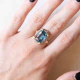 Anello vintage in oro giallo e in oro bianco 14K con spinello sintetico (6.50ct ca.) e diamanti, anni ‘80