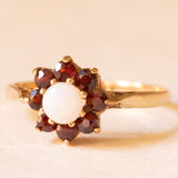 Anello a fiore vintage in oro giallo 9K con opale (0.30ct ca.) e granati (0.50ctw ca.), anno 1982