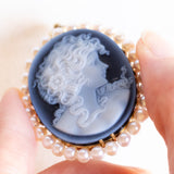 4 gioielli in 1: Collana vintage con perline bianche e con chiusura in argento e con pendente/spilla in oro giallo 14K con cammeo su agata e con perle bianche, anni ‘70