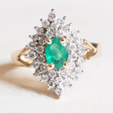 Anello vintage a navette in oro giallo e in oro bianco 14K con smeraldo (0.70ct ca.) e diamanti di taglio brillante (0.85ctw ca.), anni ‘60