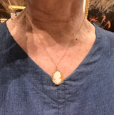 Ciondolo vintage in oro giallo 18K con cammeo su conchiglia e catenina in oro giallo 18K, anni ‘50/‘60