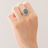 Anello a margherita vintage in oro bianco 14K con opale triplet e diamanti di taglio brillante (0.36ctw ca.), anni ‘60/‘70