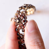 Braccialetto semirigido vintage in oro giallo 8K con granati, anni ‘60/‘70