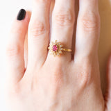 Anello a margherita vintage in oro giallo 18K con rubino (0.25ct ca.) e diamanti (0.06ctw ca.), anni ‘60