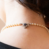 Collana vintage con filo di perle bianche e con decorazioni in oro bianco 18K e 14K con diamanti (1.20ctw ca.) e zaffiro (0.40ct ca.), anni ‘60