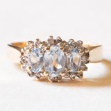 Anello vintage in oro giallo e bianco 10K con spinelli azzurri sintetici (1ctw ca.) e diamanti, anni ‘70/‘80