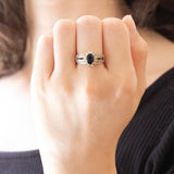 Anello a margherita + a fascia in oro giallo e in oro bianco 14K con zaffiri (1.10ctw ca.) e diamanti (0.21ctw ca.), anni ‘60