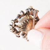 Spilla/ciondolo in oro giallo 14K e in argento con perla mabé bianca, perline bianche e diamanti di taglio vecchio, primi del ‘900