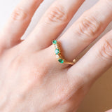 Anello vintage in oro giallo 18K con smeraldi e diamanti di taglio brillante (0.10ct e ca.), anni ‘60/‘70