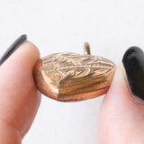 Ciondolo portafoto antico a forma di cuore con lamina in oro giallo 9K su metallo con disegni incisi, anni ‘30/‘40