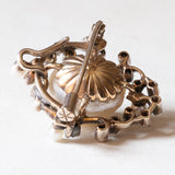 Spilla/ciondolo in oro giallo 14K e in argento con perla mabé bianca, perline bianche e diamanti di taglio vecchio, primi del ‘900