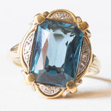 Anello vintage in oro giallo e in oro bianco 14K con spinello sintetico (6.50ct ca.) e diamanti, anni ‘80