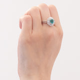 Anello a margherita+ballerina vintage in oro bianco 14K con smeraldo (1ct ca.) e diamanti (1.14ctw ca.), anni ‘60/‘70