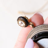 Pendente antico in oro giallo 14K e argento con micromosaico su onice rappresentante il Pantheon e con diamante di taglio rosetta (0.50ct ca.), seconda metà dell’800