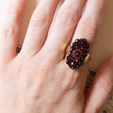 Anello antico in oro giallo 14K con granati di Boemia, seconda metà dell‘800