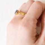 Anello vintage in oro giallo 18K con zaffiro (1.10ct ca.) e diamanti di taglio brillante (0.04ctw ca.), anni '60