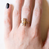 Anello in oro giallo 14K con diamanti di taglio rosetta e paste di vetro rosse, anni ‘40/‘50