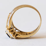 Anello a margherita + a fascia in oro giallo e in oro bianco 14K con zaffiri (1.10ctw ca.) e diamanti (0.21ctw ca.), anni ‘60