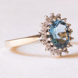 Anello a margherita moderno in oro giallo e in oro bianco 9K con topazio azzurro (1.30ct ca.) e diamanti di taglio brillante (0.16ctw ca.), anni ‘70/‘80