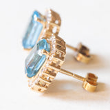 Orecchini a margherita vintage in oro giallo 14K con topazi azzurri (4.80ctw ca.) e diamanti di taglio brillante (0.72ctw ca.), anni ‘70/‘80