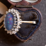 Anello a margherita vintage in oro bianco 14K con opale triplet e diamanti di taglio brillante (0.36ctw ca.), anni ‘60/‘70