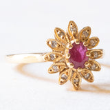 Anello a margherita vintage in oro giallo 18K con rubino (0.25ct ca.) e diamanti (0.06ctw ca.), anni ‘60