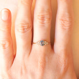 Anello vintage in oro giallo e bianco 9K con topazio azzurro (0.40ct ca.) e diamanti di taglio brillante (0.06ctw ca.), anno 1988