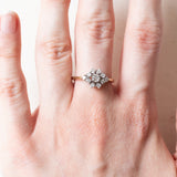 Anello vintage a margherita in oro giallo e in oro bianco 14K con diamanti di taglio brillante (0.35ctw ca.), anni '60