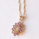 Collana con catenina in oro giallo 9K e con ciondolo in oro giallo 9K con opale e rubini sintetici, anni ‘80/‘90