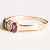 Trilogy antico in oro giallo 18K con zaffiro (0.20ct ca.), diamante (0.20ct ca.) e rubino (0.16ct ca.), anni ‘10/‘20