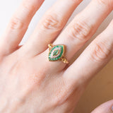 Anello a navette vintage in oro giallo e bianco 18K con smeraldi e diamanti, anni ‘60