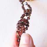 Braccialetto semirigido vintage in oro giallo 8K con granati, anni ‘60/‘70