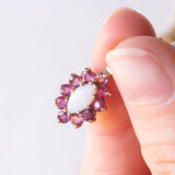 Collana con catenina in oro giallo 9K e con ciondolo in oro giallo 9K con opale e rubini sintetici, anni ‘80/‘90